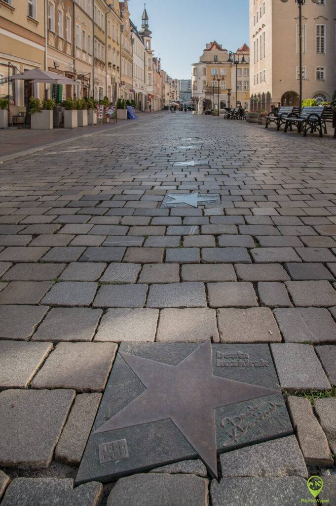 Aleja Gwiazd Polskiej Piosenki z mosiężnymi tablicami na opolskim Rynku - Opole atrakcje.