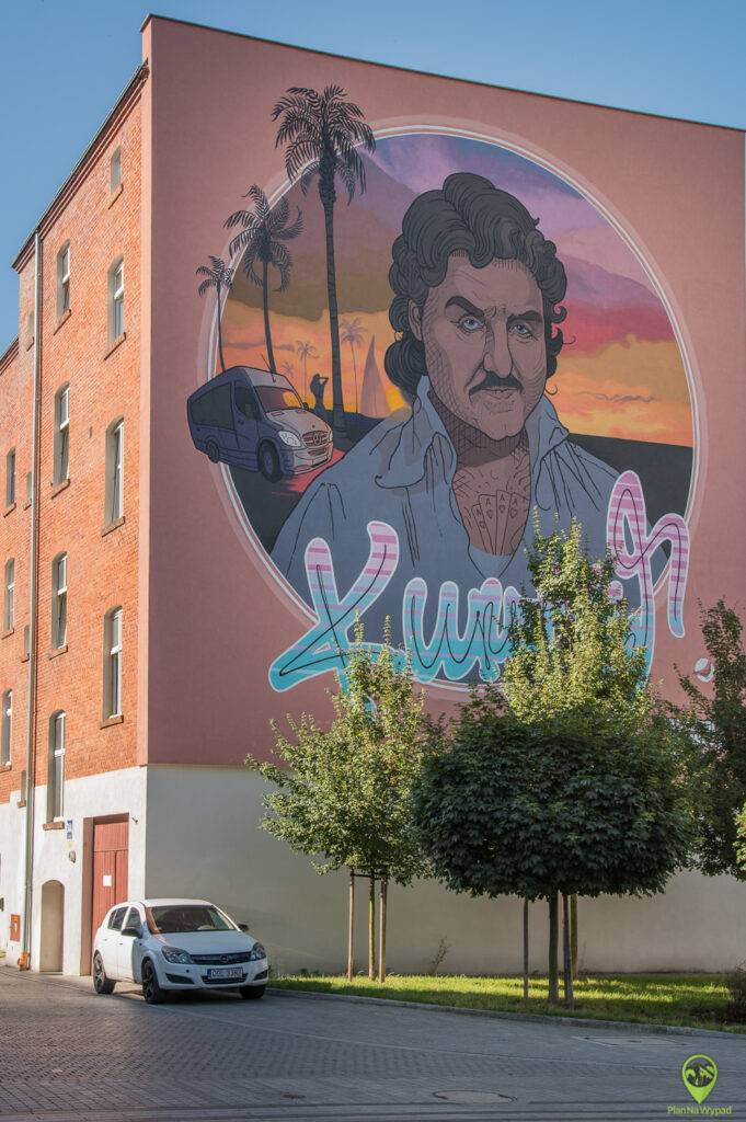 Mural Krzysztofa Krawczyka w przestrzeni miejskiej Opola.