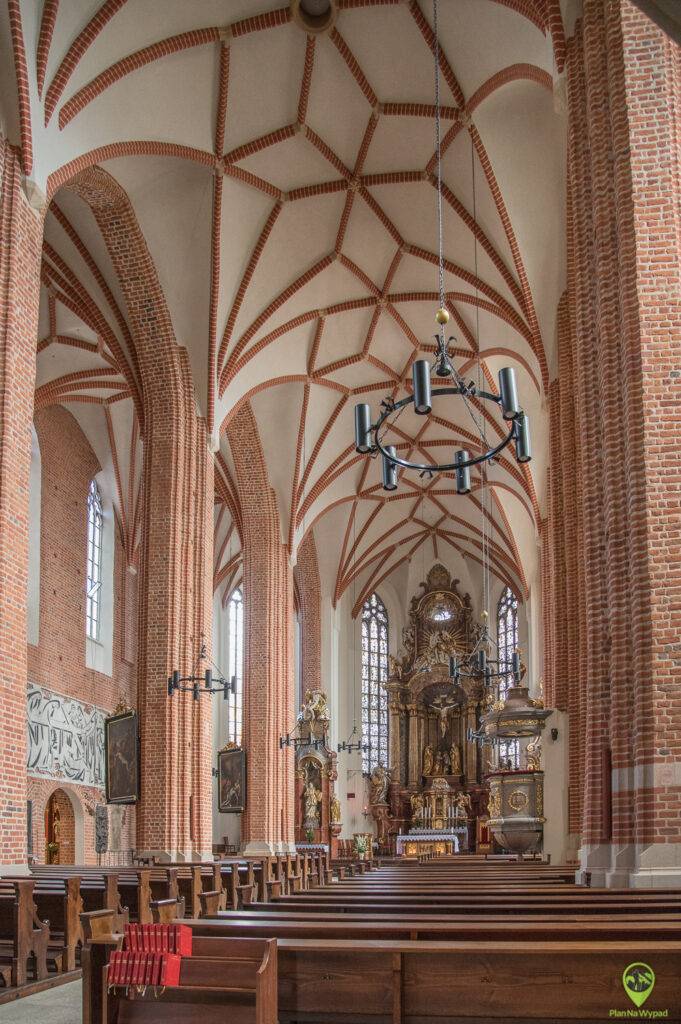 Opole - Bazylika Katedralna Podwyższenia Krzyża Świętego - wnętrze.
