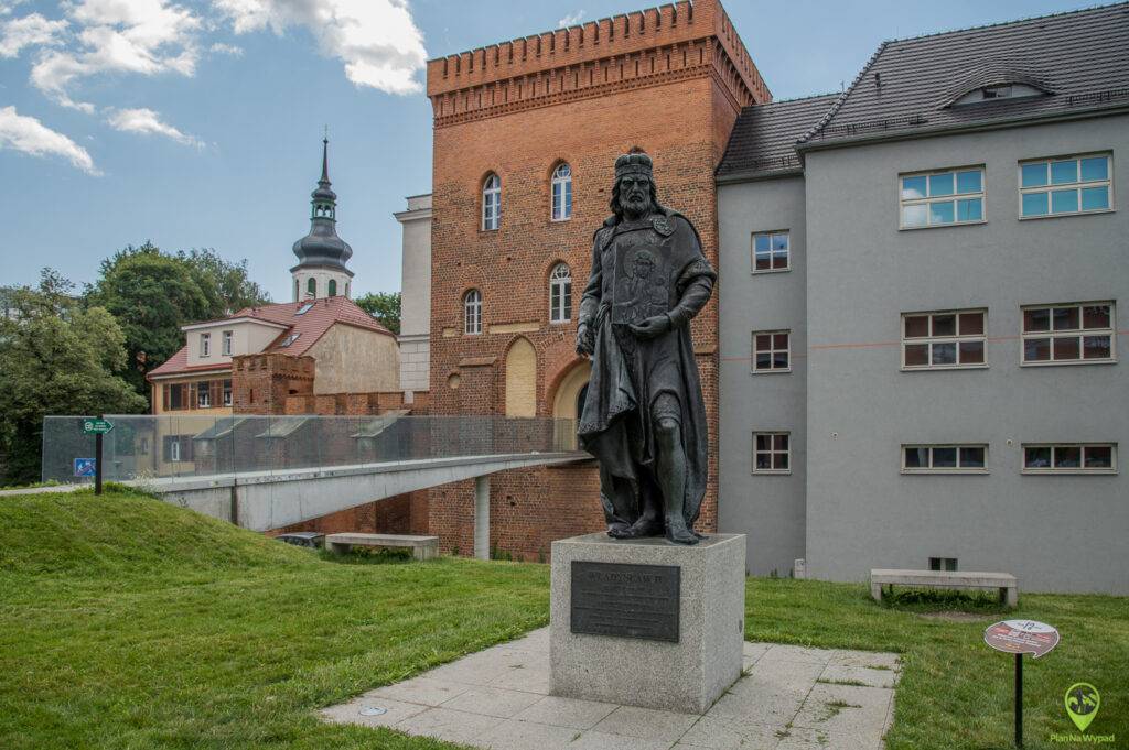 Średniowieczna czworoboczna baszta i mury obronne Zamku Górnego w Opolu.